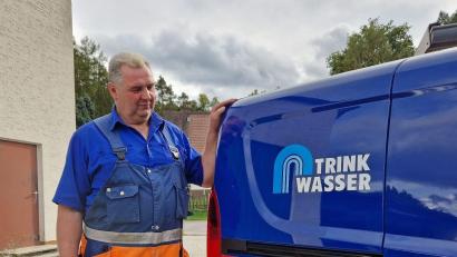 Bild: Thomas Dobler
Wasserwart Georg Greger am Dienstfahrzeug: Sauberes Trinkwasser für Schwarzenfeld ist Aufgabe und Verpflichtung zugleich. Für Greger seit 35 Jahren.