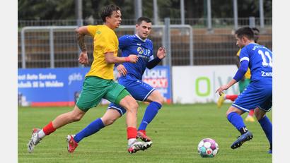 Bild: Büttner, Gerhard
Alles im Griff hatten Stefan Graf (Mitte) und Moritz Zeitler (rechts) beim 4:1-Sieg im letzten Heimspiel gegen Don Bosco Bamberg. Gegen den TSV Abtswind will die SpVgg SV Weiden erneut einen Heimdreier landen.