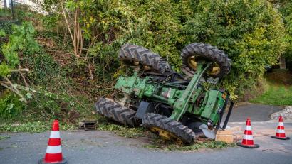 Bild: Bauernfeind/vifogra/dpa
Der Traktor liegt neben einer Böschung auf der Seite.