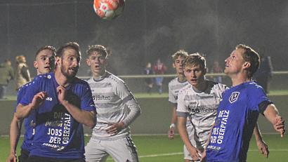 Bild: otr
Vor allem in der ersten Halbzeit ging es nur selten so turbulent im Etzenrichter Strafraum zu. Johannes Pötzl (2. von links) und Andreas Wendl (rechts) hatten aber alles im Griff. Aus: SpVgg SV Weiden U23 – SV Etzenricht 2:2.