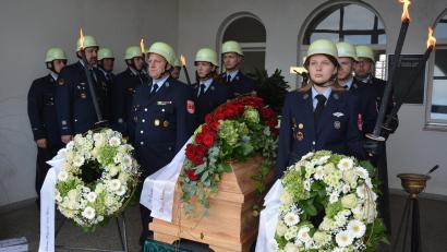 Bild: jr
Die Ehrenwache und die Sargträger stellte die Feuerwehr Mitterteich.