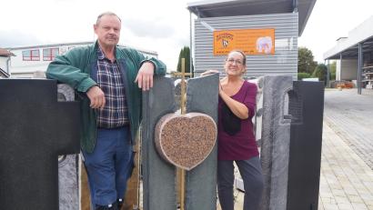 Bild: bl
Schwerer Abschied von einem Lebenswerk: Ende November ist Schluss mit "Marmor Berger" im Nabburger Gewerbegebiet. Doch noch wartet viel Arbeit auf Alexander Berger und seine Frau Monika.