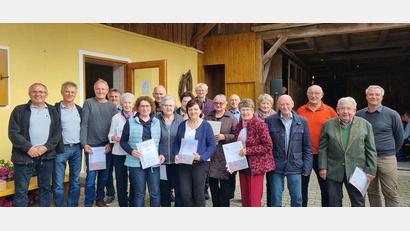 Bild: Sabine Krammer/exb
Den Geehrten gratulieren die Vorsitzenden Hubert Obermeier und seinem Stellvertreter Richard Edenharter (von links) und Zweiter Bürgermeister Thomas Rohrwild (rechts).