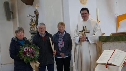 Bild: wel
Pfarrer Wolfgang Dietz und Lisbeth Balk (von rechts) würdigten das 30-jährige Engagement von Hubert Reimer als Chorleiter und Organist in Schönsee sowie zuvor zwölf Jahre als Chorleiter in Stadlern.