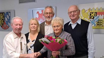 Bild: le
Als starke Gemeinschaft im BBV-Kreisverband Weiden/Neustadt präsentiert sich der Seniorenkreis mit (von links) Ehrenkreisobmann Erich Schieder, der neuen Seniorenbeauftragten Josefine Kick sowie Hans Winter und den scheidenden Vorstandsmitgliedern Inge Schieder und Josef Wittmann.
