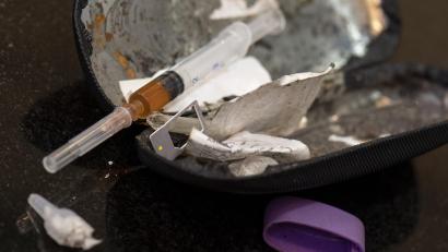 Symbolbild: Boris Roessler/dpa
Ein "Spritzbesteck" mit einer bereits aufgezogenen Heroinspritze. Eine 28-Jährige starb in Amberg an den Folgen einer Überdosis Heroin.