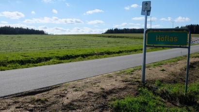 Bild: do
Südlich des Ortsteiles Höflas stellt ein Landwirt auf grüner Wiese Grundstücke für einen Solarpark mit 12 Hektar Größe zur Verfügung. Investor ist die Firma Voltgrün Energie. Mit einem Grundsatzbeschluss startet der Marktgemeinderat das Bauleitverfahren.