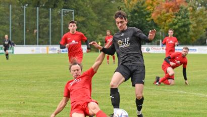 Archivbild: Gebert
In dieser Szene trennt Marian Vaclavik (rotes Trikot) den Tirschenreuther Djogo de Souza vom Ball, doch am Ende hatte der ASV Waldsassen klar mit 1:5 das Nachsehen. Am Sonntag gastiert der FC Tirschenreuth bei Spitzenreiter VfB Arzberg, die Klosterstädter treten bei der SpVgg Wiesau an.