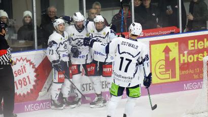 Bild: Roland Rappel
Die Blue Devils gewannen am Freitag in Deggendorf mit 4:0. Schon nach 41 Sekunden bejubelten (von links) Torschütze Tomas Rubes, Martin Heinisch, Philipp Siller und Elia Ostwald den ersten Treffer.