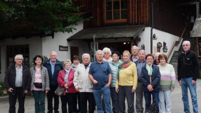 Bild: br
„Das Glasdorf“ der Familie Weinfurthner in Arnbruck war eines der Ausflugsziele bei der Tagesfahrt der Reservistenkameradschaft mit Vorsitzenden Hubert Brendel (ganz rechts), wobei in der Glashütte (im Bildhintergrund) traditionelle Glasherstellung am glühenden Schmelzofen bestaunt werden konnte.