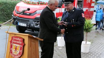 Bild: Martin Thoma/exb
Bürgermeister Rudolf Schopper übergibt den Fahrzeugschlüssel an Kommandant Bastian Reiser.