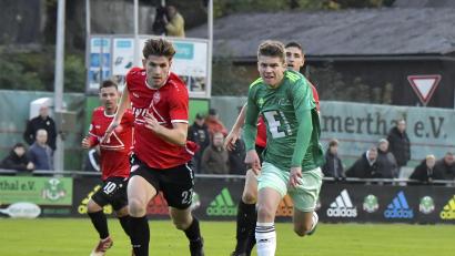 Bild: Hubert Ziegler
Frederic Schüll (rechts) von der DJK Ammerthal war hoch motiviert von Anfang an dabei. In dieser Szene liefert er sich ein Laufduell mit Sander Schulze (links) vom 1. SC Feucht.