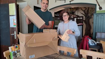 Bild: Brigitte Gschwendtner/fph
Michaela und Markus Grund eröffneten am vergangenen Samstag das „Zoigl“ im Marktredwitzer Markt. Das Paar wohnt seit 15 Jahren direkt über der Gaststätte.