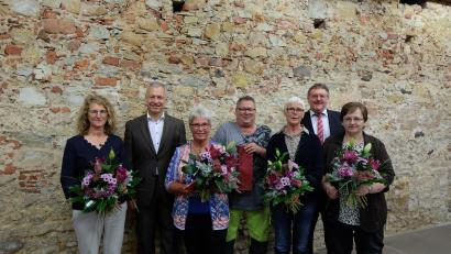 Bild: Stefanie Gradl
Bürgermeister Hans-Martin Schertl (Zweiter von rechts) und sein Stellvertreter Thorsten Grädler (Zweiter von links) gratulieren (von links) Irene Felkl, Monika Härtl, Markus Kederer, Roswitha Dorner und Petra Hammer.