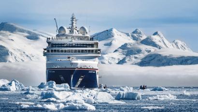 Bild:  Hapag-Lloyd Cruises/dpa
Die „Hanseatic nature“ von Hapag-Lloyd Cruises bekommt in diesem Winter in der Antarktis von zwei Schwesterschiffen Gesellschaft.