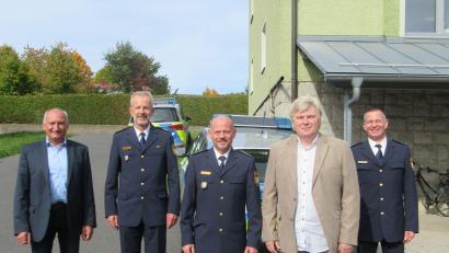 Bild:  PI Neustadt/WN/exb
Personalratsvorsitzender Franz Eichenseher, Polizeivizepräsident Thomas Schöniger (von links) und Dienststellenleiter Stefan Weinberger verabschieden Georg Fritsch und heißen Johannes Zeug (von rechts) als neuen "Vize" der Polizeiinspektion Neustadt/WN willkommen.
