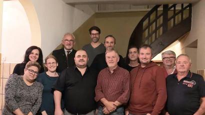 Bild: tok
Nach dreieinhalb Jahren versammeln sich die Siedler wieder. Von links: Sabine Rauch (dunkelhaarig), Sonja König, Marion Helgert, Bürgermeister Rudolf Schopper, Markus König, Wolfgang Schmidt, Markus Kulikow (oben), Walter Trauner, Peter Luber, Martin Gleißner, Sigi Gleißner, Peter Punzmann.