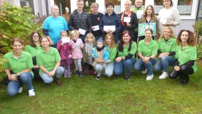 Bild: rn
Die Vertreter von zehn Kinder- und Jugendeinrichtungen sagen „Danke“ für die Spenden aus dem Erlös des Herbst- und Winterflohmarkts.