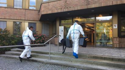 Bild: ihl
Brandermittler auf dem Weg ins Landratsamt Schwandorf. 38 Stunden später ist die Polizei sich sicher, dass der Fall gelöst.