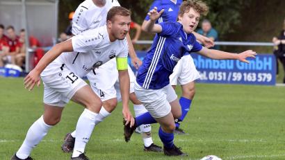 Archivbild: Hubert Ziegler
Die Bilanz spricht ganz klar für den TSV Königstein und seinen Kapitän Jonas Gebhard (links). Der Tabellenzweite hat seine letzten fünf Spiele gewonnen, Gegner DJK Seugast seine letzten vier verloren.