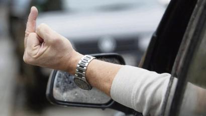 Symbolbild:  Bodo Marks/dpa
Ohne Worte aber mit viel Wut zur Hand: Aggressionen sind im Straßenverkehr alltäglich – gibt's ein Gegenmittel?