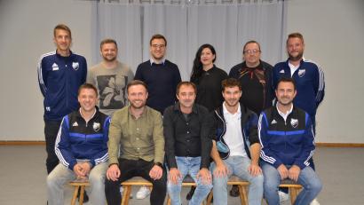 Bild: ak
Der Führungsriege des SV Kulmain gehören (sitzend von links) Mario Kotlar, Alex Sollfrank, Wolfgang Groß, Daniel Deubzer, Michael Pöllath, (stehend von links) Florian Greger, Rainer Philbert, Nicolas Pusiak, Johanna Serfling, Gustav Storm und Tobias Müller an.