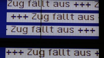 Symbolbild: Bernd Wüstneck dpa
In Norddeutschland kam über Stunden hinweg der Bahnverkehr zum Erliegen.