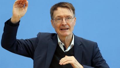 Bild: Wolfgang Kumm/dpa
Karl Lauterbach (SPD), Bundesgesundheitsminister, äußert sich im Haus der Bundespressekonferenz zum aktuellen Infektionsgeschehen. Er warnt vor einer Herbst- und Winterwelle.