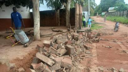 Bild: Socialis for The Gambia
Der Erlös des Flohmarkts wird dringend für die Reparatur der eingestürzten Schulmauer in der Schule in Brufut benötigt.