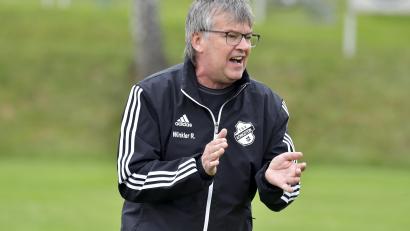 Archivbild: Hubert Ziegler
Das ist schon einen Applaus wert: Roland Winkler, Trainer des TSV Königstein, hat mit seiner Truppe Platz eins der Kreisliga Süd erobert.