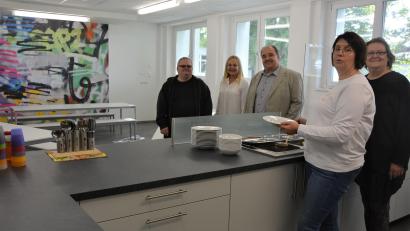 Bild: jr
Die neue Schulküche in Konnersreuth kommt gut an. Bei der Besichtigung mit dabei waren (von links) Sachbearbeiter Thorsten Malikowski, Rektorin Michaela Ponnath, Zweiter Bürgermeister Stefan Siller sowie die Fachkräfte Marion Burger (Schulfrühstück) und Andrea Kirchhoff (Mittagessen).