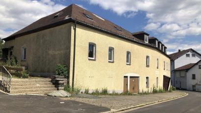 Bild: wro
Was aus dem ehemaligen Gasthof "Fürstenhof" in der Alten Straße in Fuchsmühl wird, ist derzeit noch offen. Im Rennen sind derzeit drei Varianten, die von Klaus Stiefler in der Marktratssitzung vorgestellt wurden.