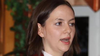 Bild: mfh
Sophie Reindl ist Innenstadtmanagerin in Sulzbach-Rosenberg. Zu ihrem Aufgabengebiet gehören auch die Leerstandsbeseitigung und Steigerung der Attraktivität der Innenstadt. Die geplante Besucherstromanalyse könnte wertvolle Anhaltspunkte liefern, wie Innenstadtbesucher die Infrastruktur bzw. die Geschäfte der Innenstadt nutzen.