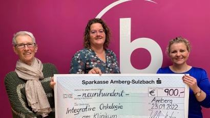 Bild: Andrea Bellotto/exb 
Bei der Spendenübergabe (von links): Brigitta Schöner (Vorsitzende des Fördervereins Familiengesundheit), Kerstin Weiß (Geschäftsführerin TV 1861 Amberg) und Annika Wawersig (Koordinatorin Integrative Onkologie).