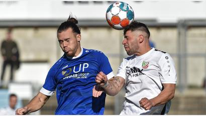 Bild: Büttner
David Bezdicka (links) und der Abtswinder Kevin Steinmann liefern sich ein Kopfballduell. Die SpVgg SV Weiden musste am Samstag mit einem 1:1 gegen den starken TSV Abtswind zufrieden sein.