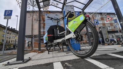 Bild: Florian Miedl/fph
Seit Mai nimmt die Stadt Marktredwitz bei dem bayerischen Modellversuch teil: Die Bürger können zehn Lastenfahrräder ausleihen, um damit ihre Alltagserledigungen zu machen.