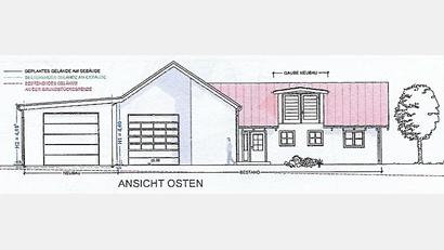 Repro: ld
Der Bauplan für den Anbau des Feuerwehrgerätehaus in Fuhrmannsreuth lag dem Gemeinderat vor. Der auf dem Bild linke Teil wird neu entstehen, ebenso Dachgaube auf dem bestehenden Teil.