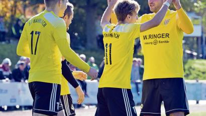 Bild: zg
Freuen sich über den 2:0-Heimsieg des SV Hahnbach über den 1. FC Schlicht: Michael Hirschmann, Christian Seifert und Führungstorschütze Martin Koller und Manuel Plach (von links).