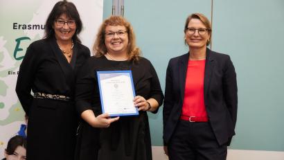 Bild: Marcus Gloger/exb
Schulleiterin Hannelore Reil-Heining (von links) und Elisabeth Schneider bei der Preisübergabe durch Ministerin Stefanie Hubig. .