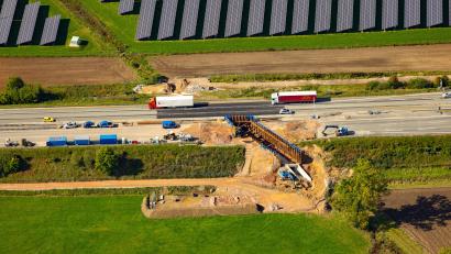 Bild: Frankenair Ingo Baeuerlein / Luftbild-Suche.com/exb
Blick von oben: So sah es an der Baustelle des Kurmhofbachs bei Pfreimd Ende September aus. Die Maßnahme dauert noch bis Ende dieses Jahres. Zwischen Schwandorf Süd und Teublitz hingegen ist heute die Auflösung der Verkehrsführung geplant.