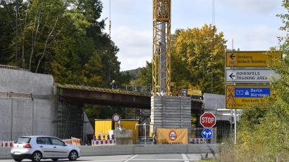 Bild: Petra Hartl
Die Rohbauarbeiten an der Brücke bei Mönlas sollen noch in diesem Jahr abgeschlossen werden. Die Fertigstellung ist für das Frühjahr 2023 geplant.