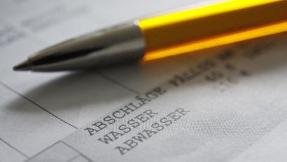 Symbolbild: Franziska Kraufmann/dpa
Die gestiegenen Strompreise schlagen massiv auf die Wasser- und Abwassergebühren durch.