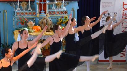 Bild: fjo
Verschiedene Ensembles des B.I.S-Balletts aus Weiden tanzen sich in die Herzen des Publikums bei der M.U.T-Benefizveranstaltung.