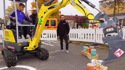 Bild: bkr
Ben Schönfelder aus Ahornberg bewies viel Feingefühl am Elektrobagger der Firma Markgraf. Der Berufswunsch des Kemnather Realschülers: Baugeräteführer.