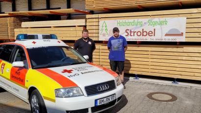 Bild: lei
Bei der Übergabe in Pürschläg, Leiter der HVO, Tobias Hofmann (links) und Leander Strobel vom Sägewerk und Holzhandel Strobel.