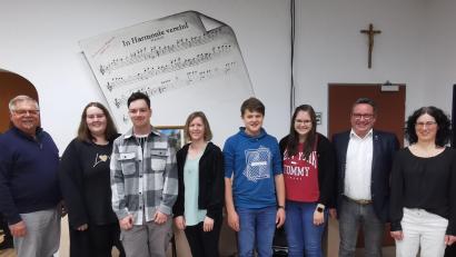 Bild: Musikverein Waldsassen/exb
Ehrungen gab es für fünfjährige Musikertätigkeit in der Stadtkapelle. Im Bild (von links) Franz Bartl, Nicola Erl, Benedikt Scharnagl, Andrea Dietl, Lukas Dietl, Elena Bezold, Peter Erl sowie Christine Ullrich, Kreisvorsitzende des Nordbayerischen Musikbunds.