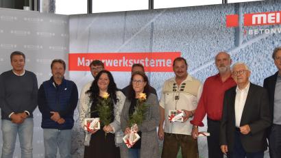 Bild: Meier Betonwerke GmbH/exb
Von rechts: Geschäftsführer Martin Meier, ehemaliger Geschäftsführer Josef Meier, Richard Wolf, Gerhard Hierl, Rita Schwaiger, Günther Langner, Michaela Bruckschlögl, Benjamin Segerer, Christian Franke, Prokuristen Bernd Hüttl und Franz-Josef Rauch.