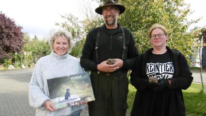 Bild: mma
Die Tierfreunde Andrea Wittauer (von links), Hans Weiß von der Tierauffangstation "Das Nest" und Claudia Fleck mit Kalender und Igeln.