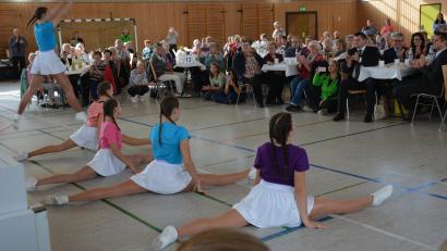 Bild: Michael Welnhofer/exb
Mitreißende Tanzvorführungen und dann ein Spagat: Den Senioren gefielen die teils akrobatischen Präsentationen der Tanz-Garde.