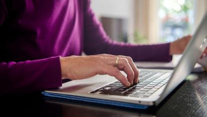 Symbolbild: Finn Winkler/dpa
Im Internet surfen: Für neun Vodafone-Kunden in der Bayreuther Straße ist dies momentan ebenso wenig möglich wie über das Festnetz zu telefonieren oder fern zu schauen. Grund für den Ausfall ist eine Störung, an deren Behebung Vodafone nach eigenen Angaben aktuell arbeitet.
